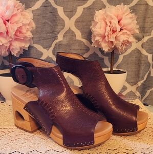 NWOT Dansco Octavia Sandles